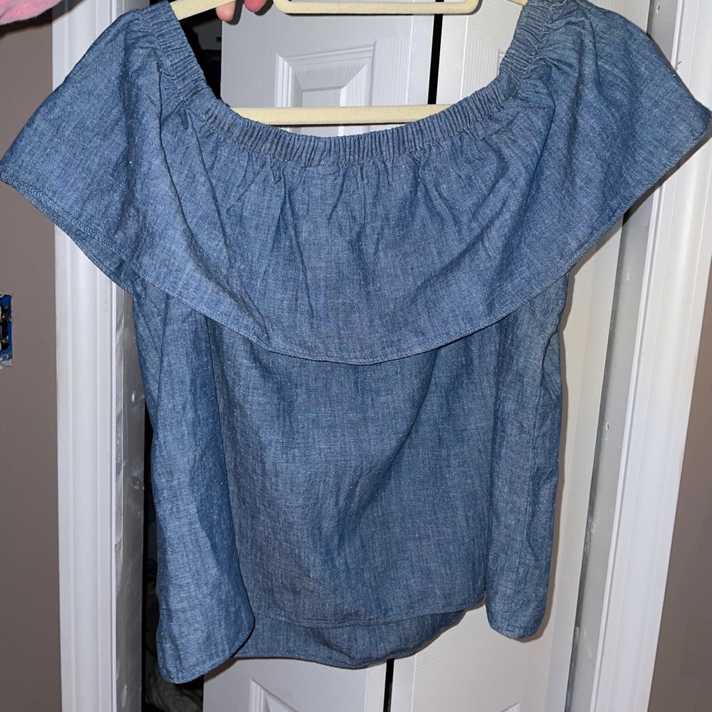Levi’s off the shoulder denim top!
